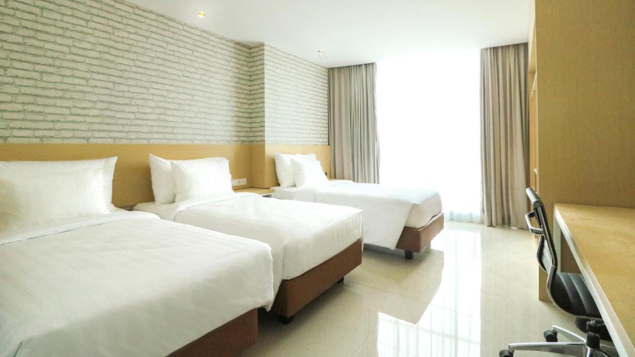 Palm Park Hotel Surabaya Eksteriør billede